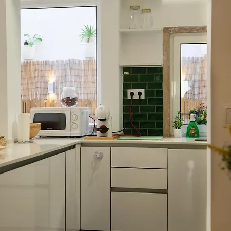 Апартаменты Charming 1 Bedroom W/ Terrace Near Belem